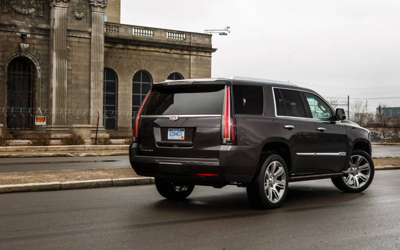 Comparison GMC Yukon XL Denali 2017 vs Cadillac Escalade Luxury